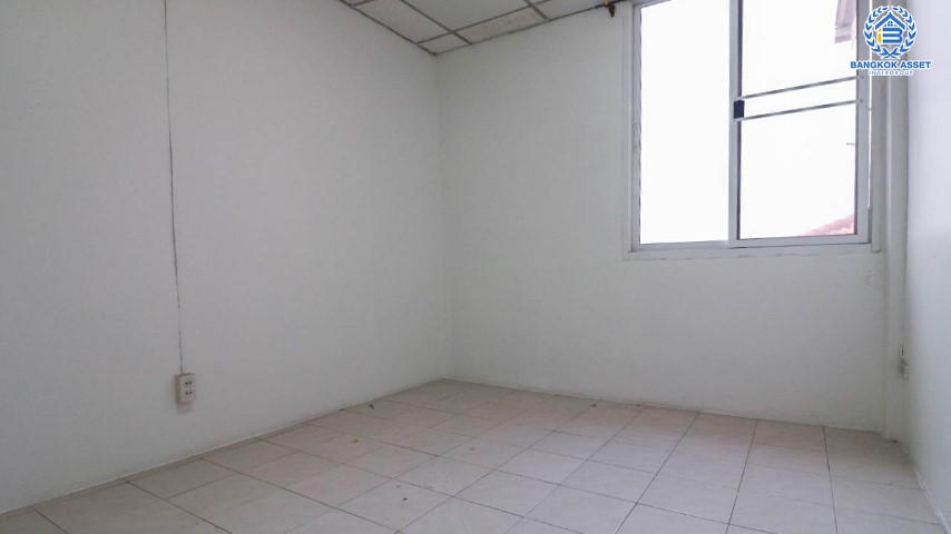 *****อาคารพาณิชย์มือสองย่านกรุงเทพฯ โกสุมรวมใจ แจ้งวัฒนะ เนื้อที่กว้าง 16 ตร.ว. ฟังก์ชัน 4 ห้องนอน 3 ห้องน้ำ ที่จอดรถ 1 คัน ฟรี! เครื่องปรับอากาศ 1 เครื่อง อยู่ในย่านค้าขาย เปิดเป็น Home Office ก็ดี หรือเน้นอยู่อาศัยก็สบาย ตั้งบนทำเลแห่งการเดินทาง เชื่อมต่อถนนวิภาวดีรังสิต, ถนนแจ้งวัฒนะ, ถนนสรงประภา และจุดขึ้นทางด่วน "อุตราภิมุข"